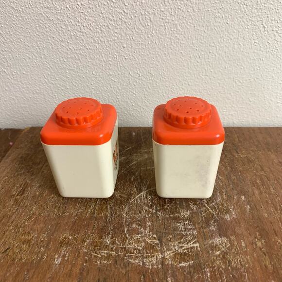 Vintage Retro Sterlite Plastic Orange Butterfly Salt & Pepper Shakers - Picture 5 of 7
